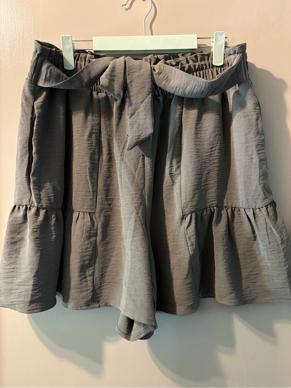 Womens Ruffle Tiered dress shorts with Tie Waist - Gray